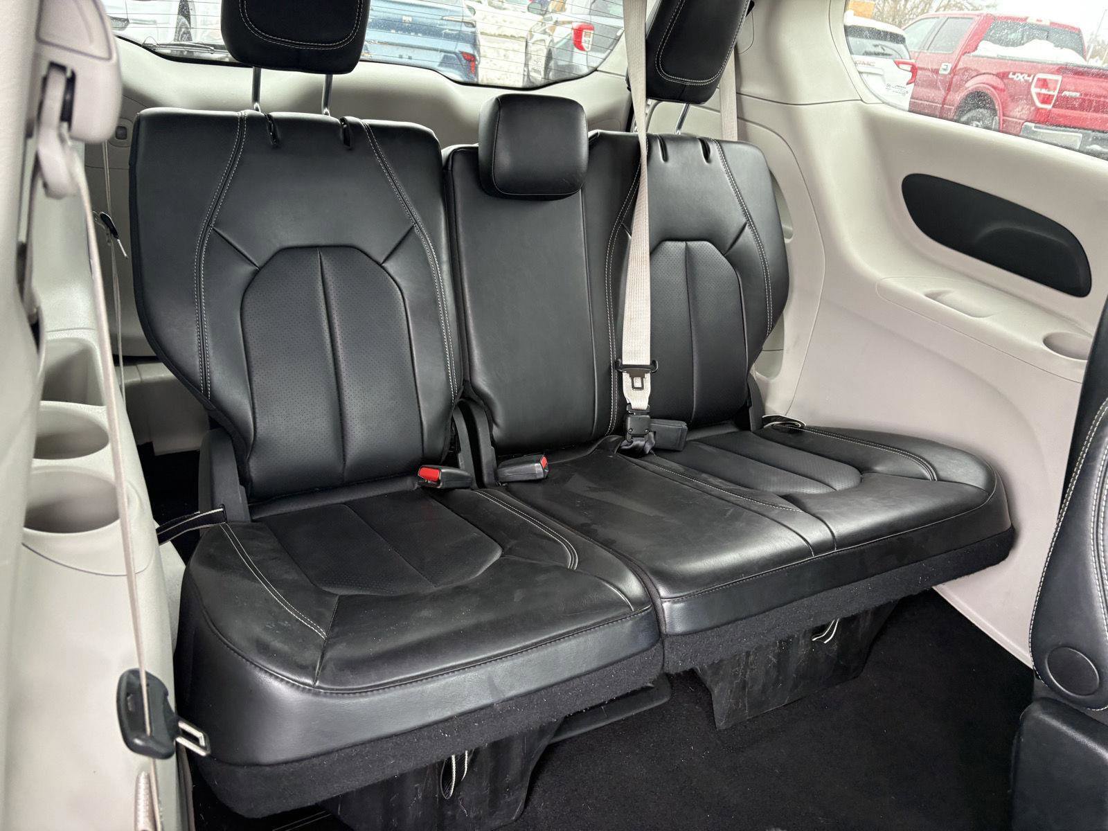 Used 2024 Chrysler Pacifica Touring-L image 14