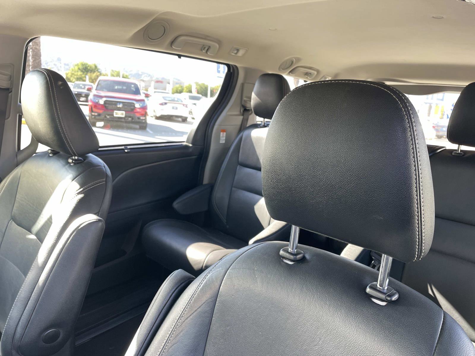 Used 2015 Toyota Sienna SE image 18