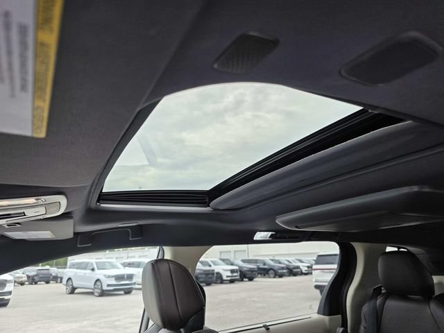 Used 2023 Toyota Sienna Platinum FWD image 10