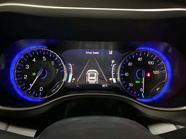 Used 2025 Chrysler Pacifica Select FWD image 10