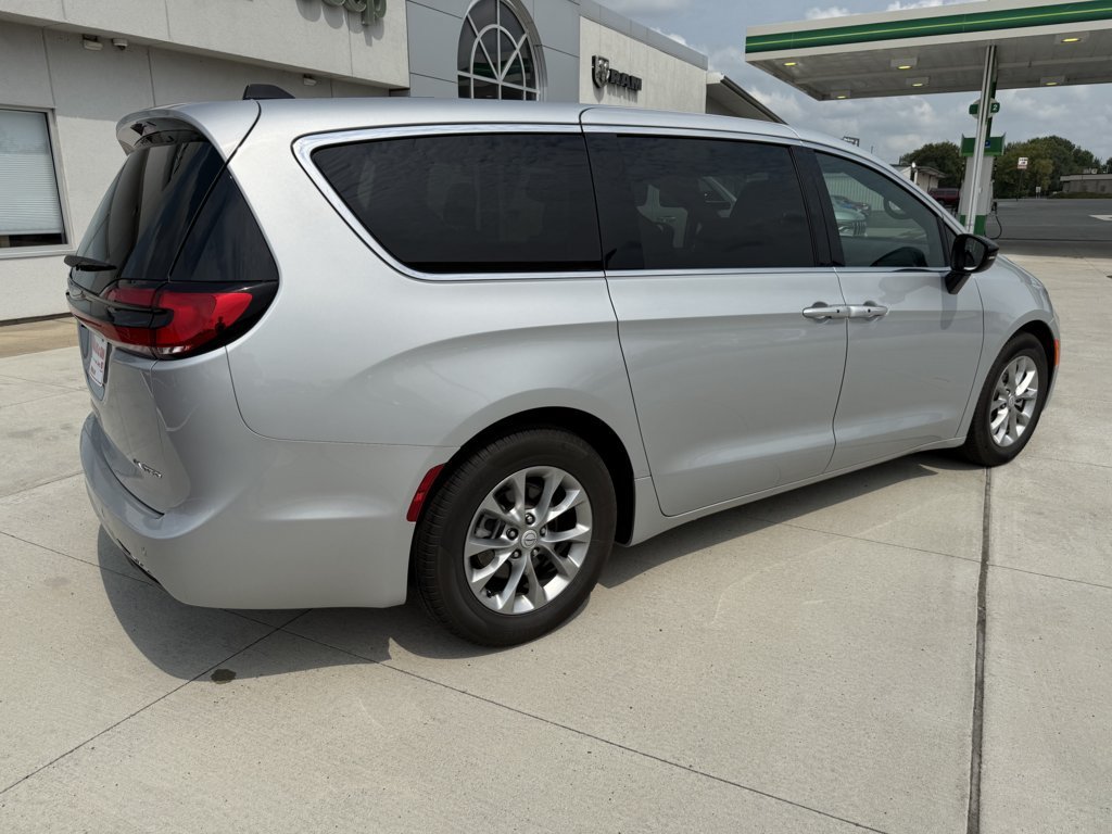 Used 2026 Chrysler Pacifica Limited FWD image 8