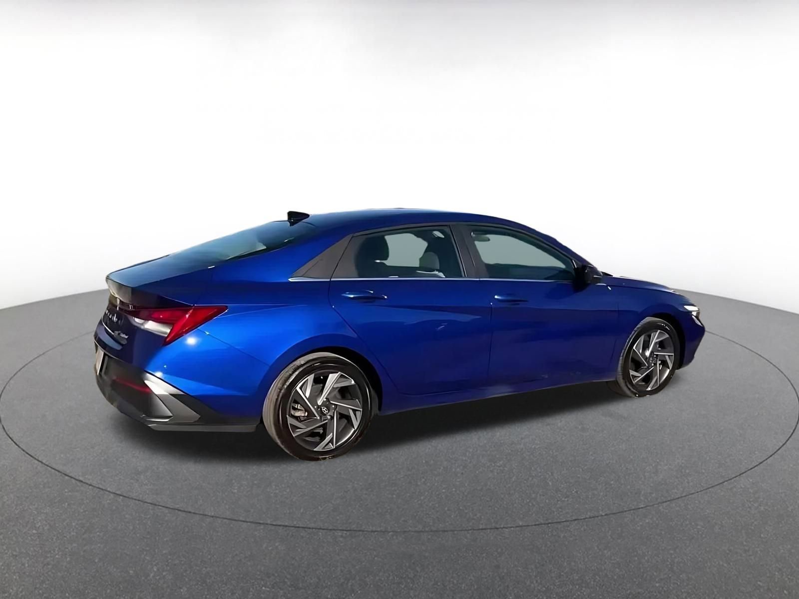 Used 2025 Hyundai Elantra Limited image 12