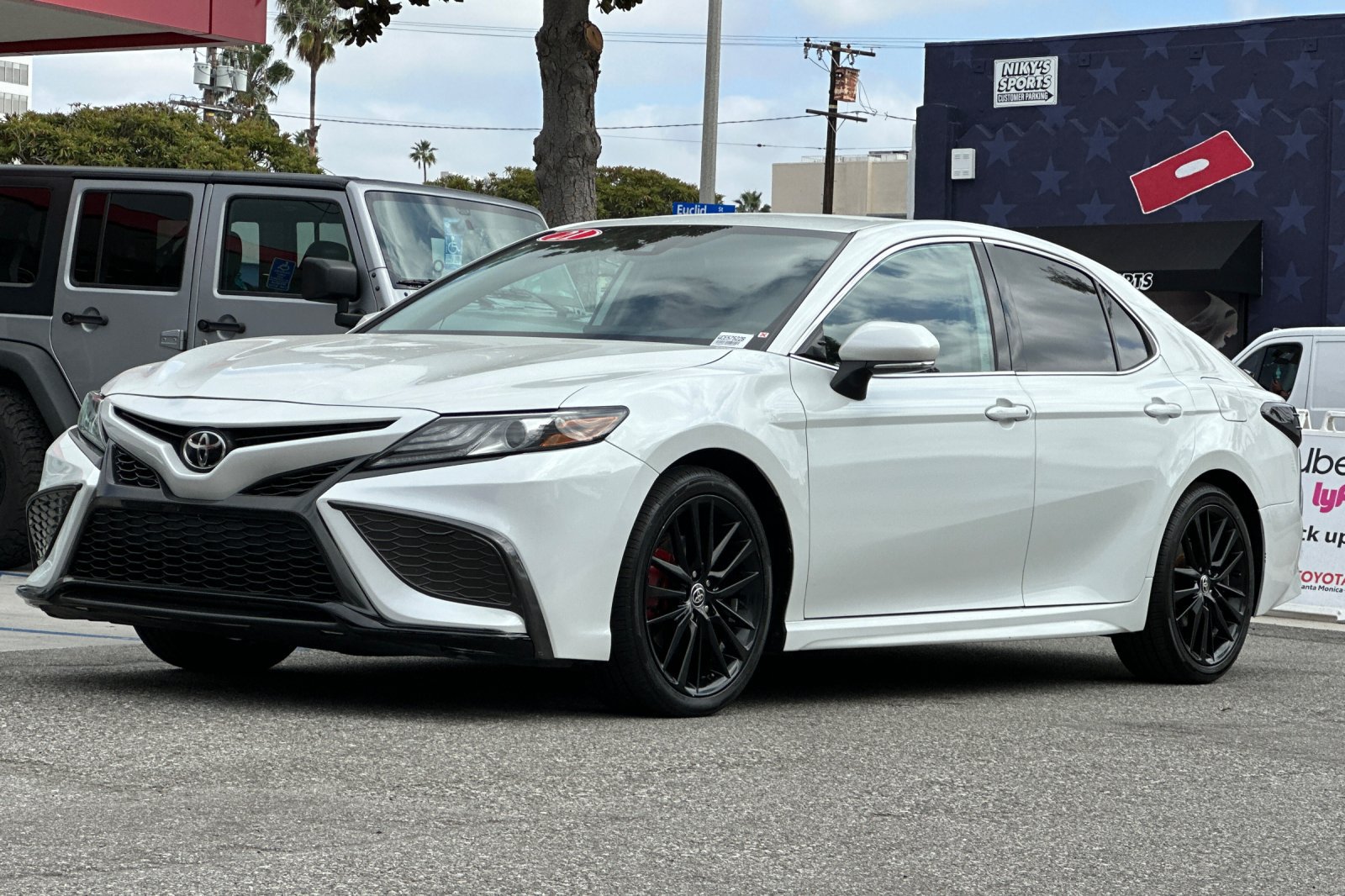 Used 2021 Toyota Camry XSE FWD image 8