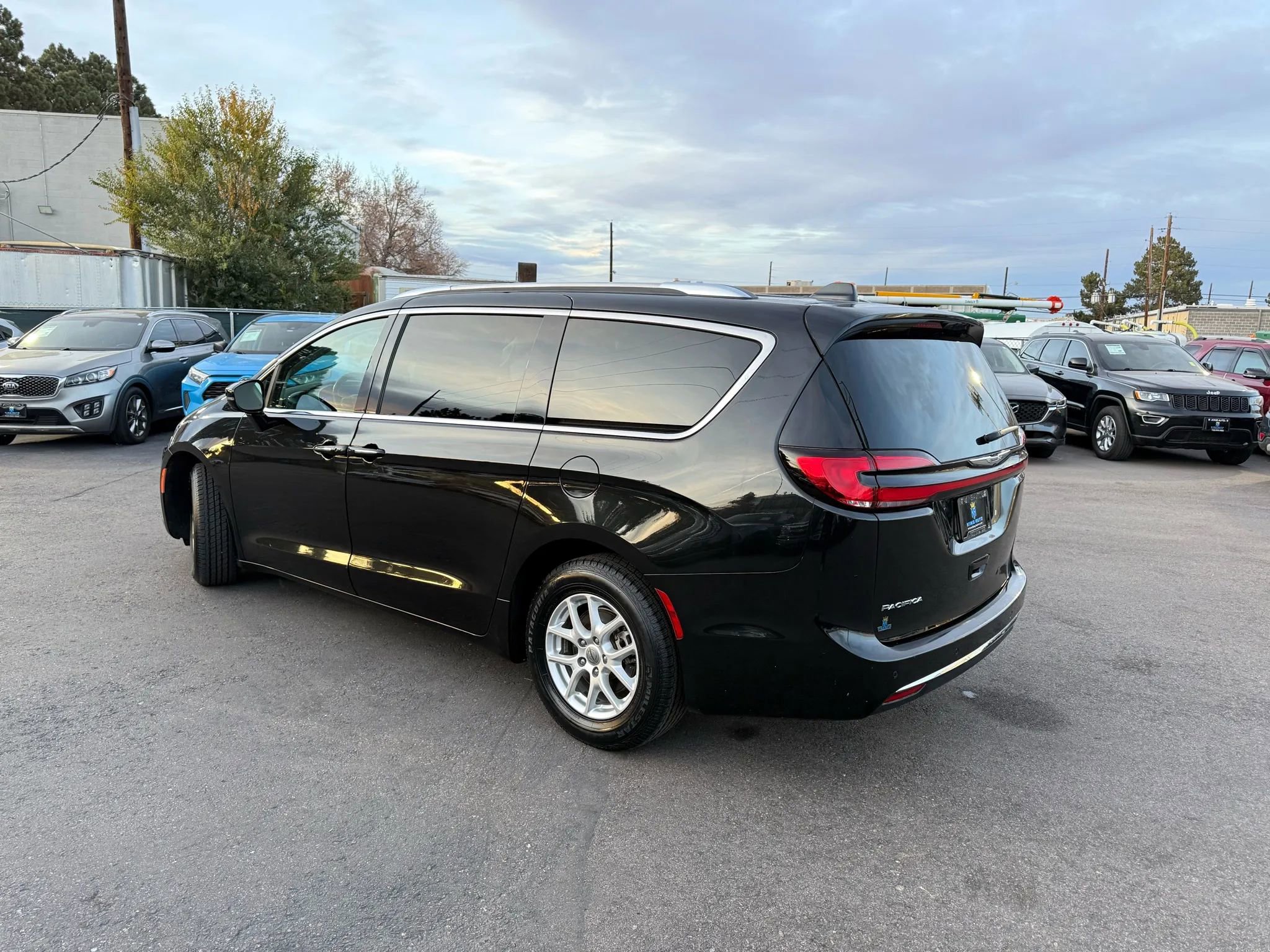 Used 2021 Chrysler Pacifica Touring-L image 4