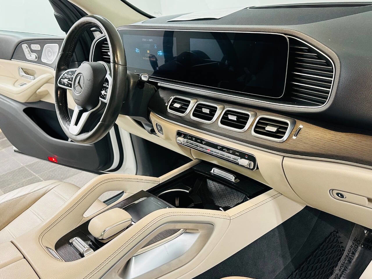 Used 2020 Mercedes-Benz GLE 580 4MATIC w/ Parking Assist Package image 9