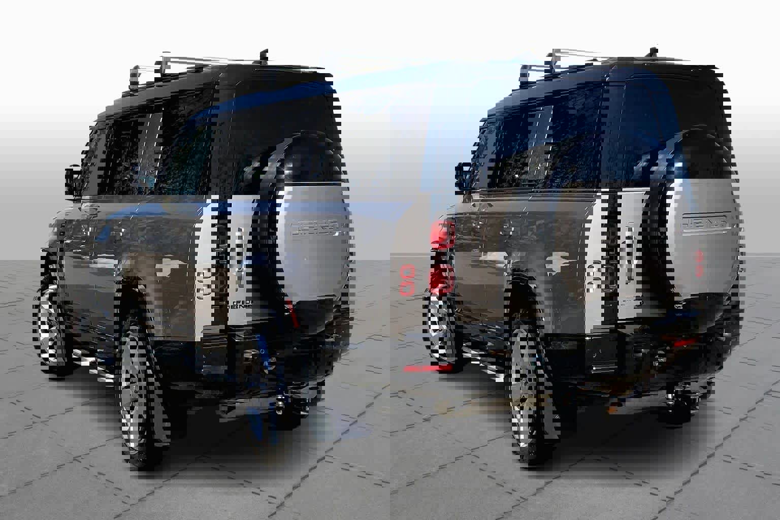 Used 2023 Land Rover Defender 130 X-Dynamic SE image 10