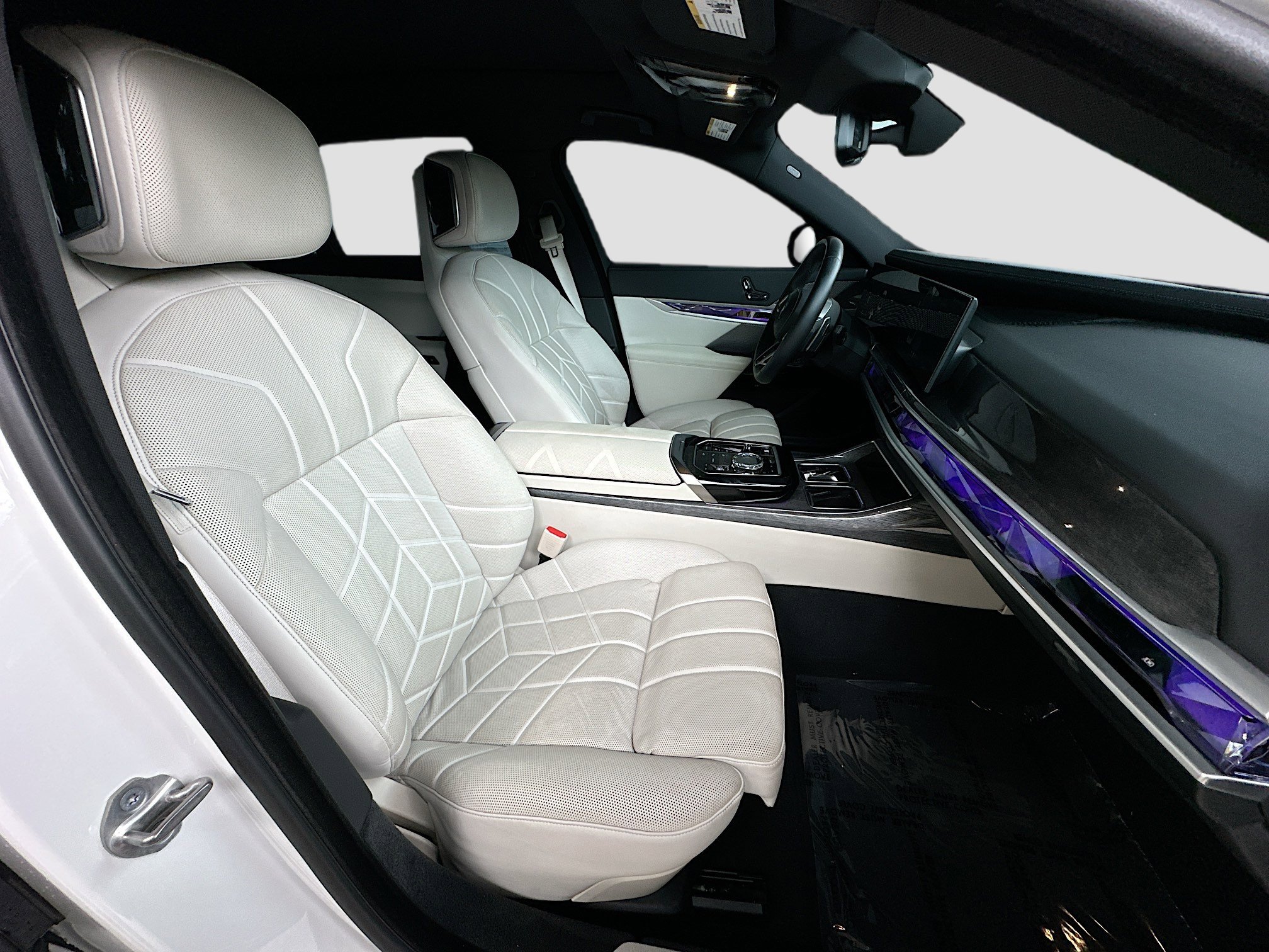 Used 2023 BMW 740i w/ Executive Package image 30