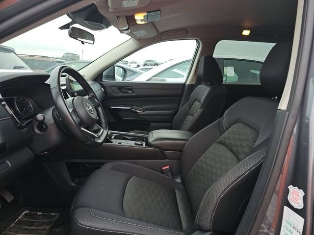 Used 2024 Nissan Pathfinder SV image 9