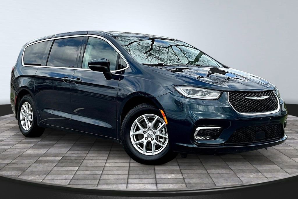 Used 2023 Chrysler Pacifica Touring-L FWD image 3
