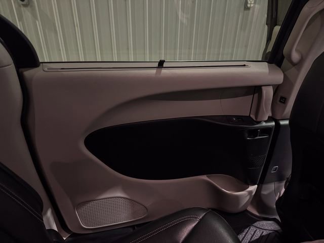 Used 2022 Chrysler Pacifica Touring-L image 24