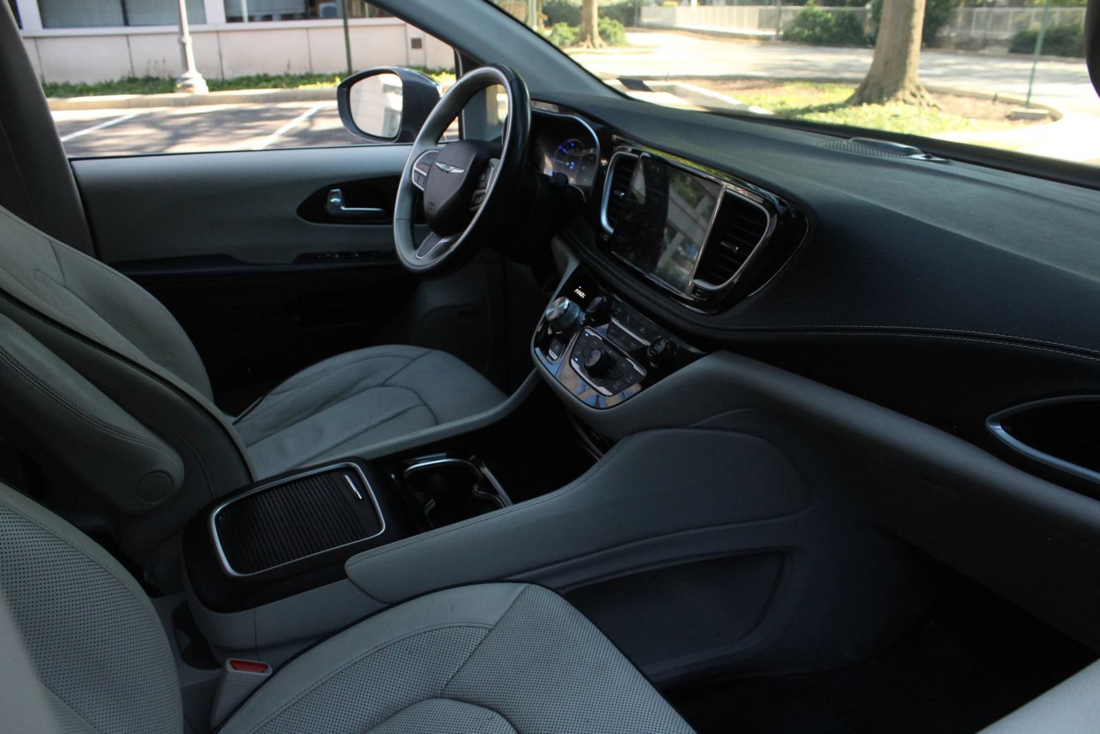 Used 2021 Chrysler Pacifica Limited w/ Uconnect Theater Family Group FWD image 25