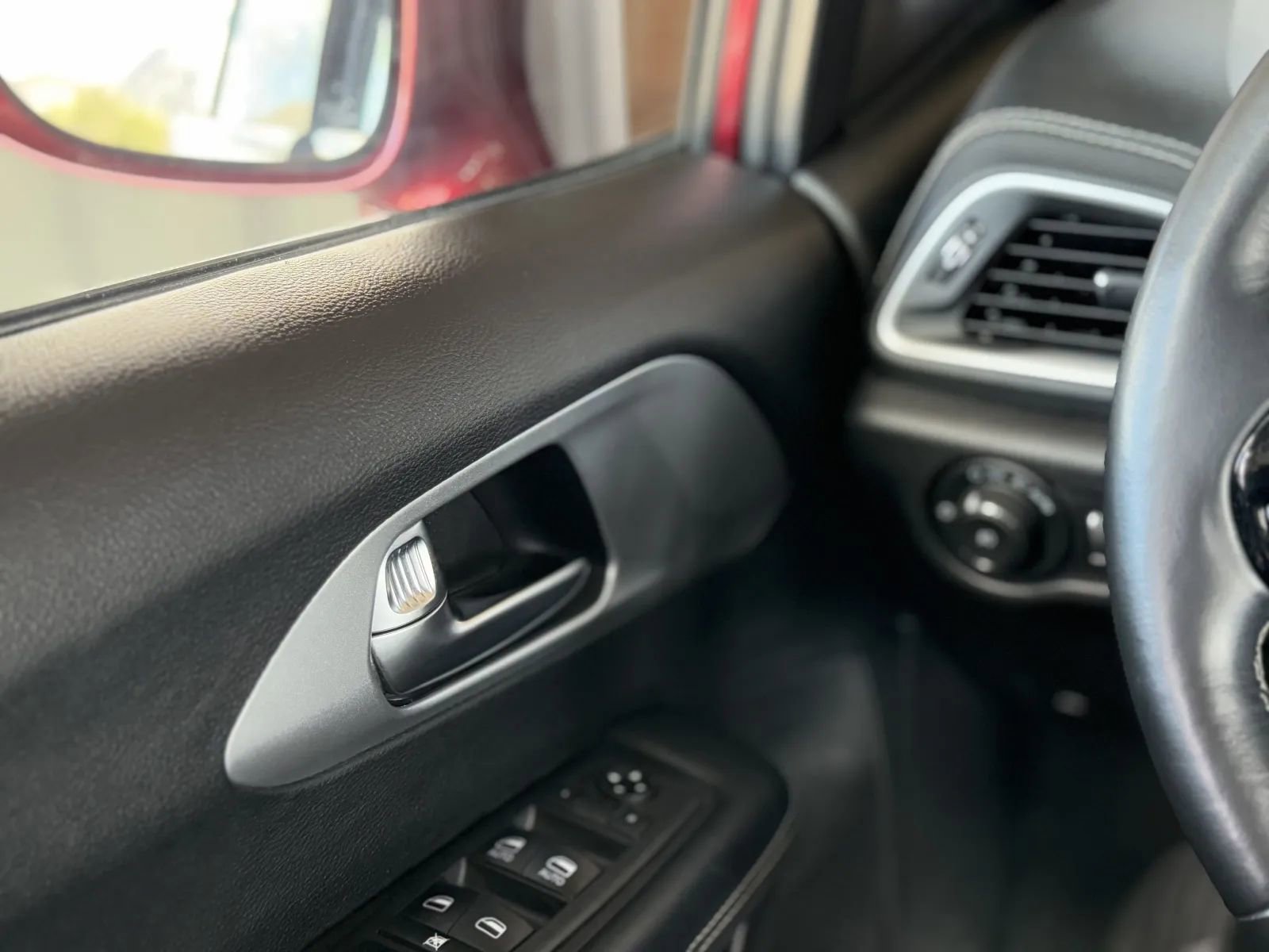 Used 2021 Chrysler Pacifica Touring w/ Uconnect Theater Family Group image 26