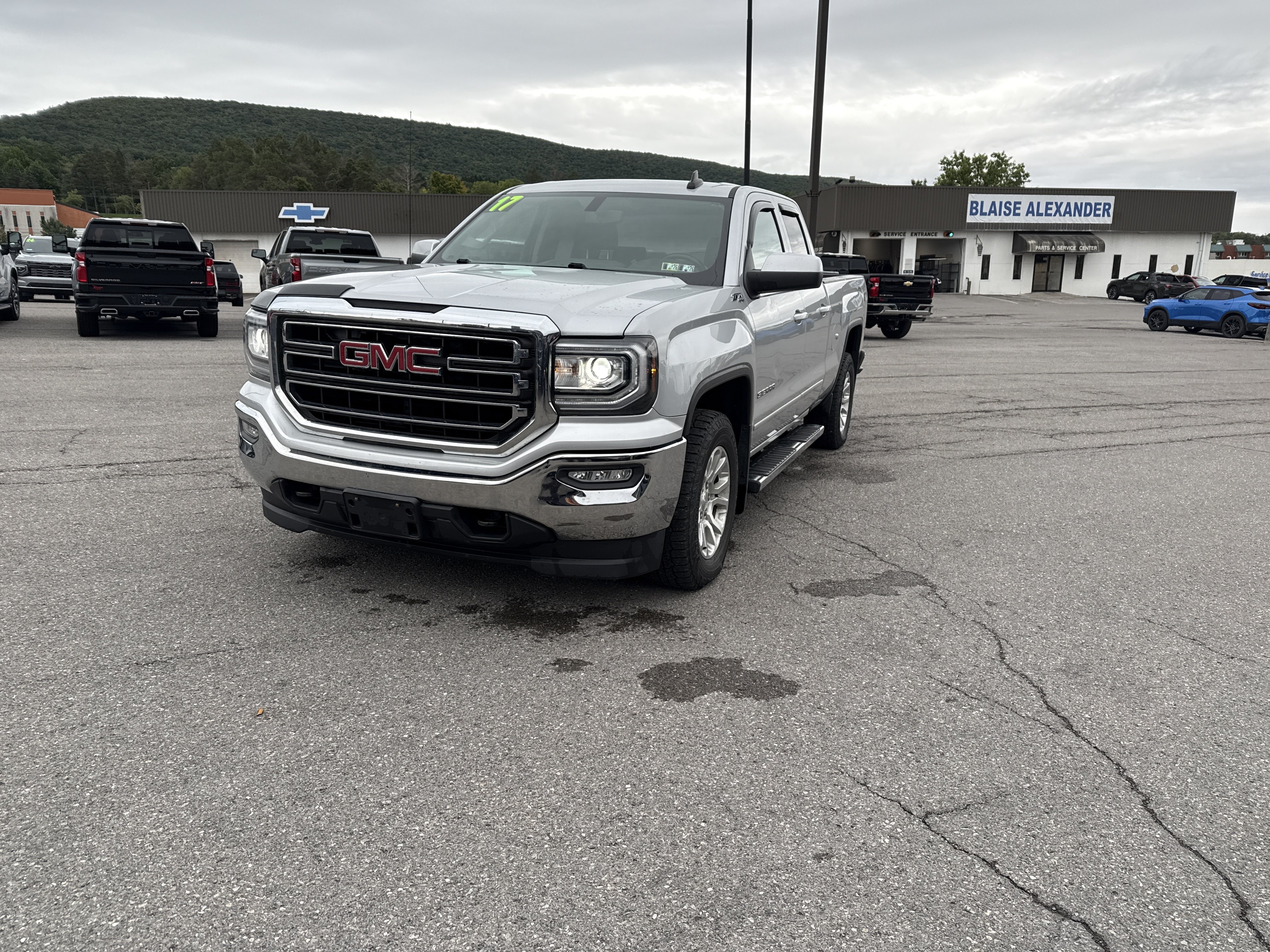 Used 2017 GMC Sierra 1500 SLE w/ SLE Value Package AWD/4WD image 8