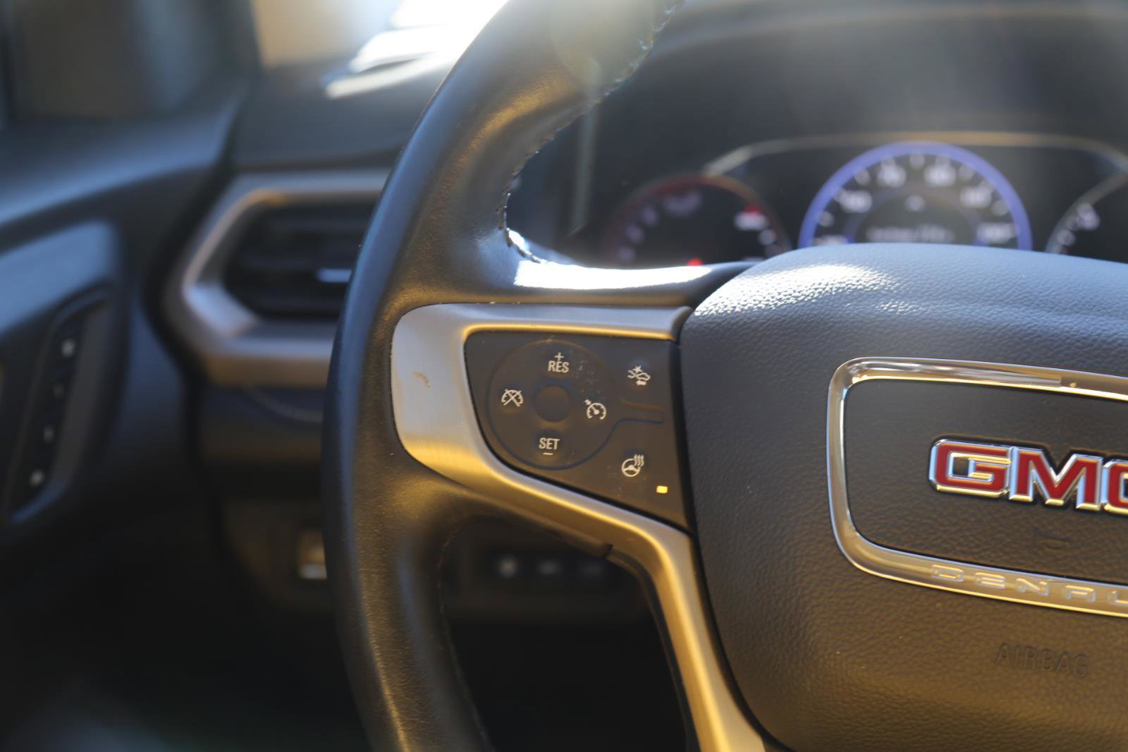 Used 2021 GMC Acadia Denali image 11