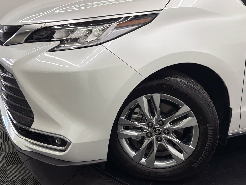 Used 2026 Toyota Sienna Limited FWD image 5