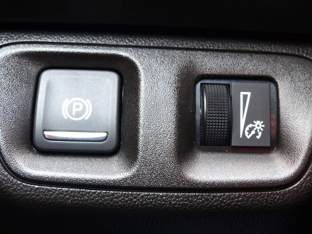 Used 2021 GMC Acadia SLE w/ Driver Convenience Package FWD image 23