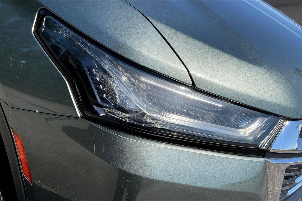 Used 2023 Chevrolet Traverse LT FWD image 36