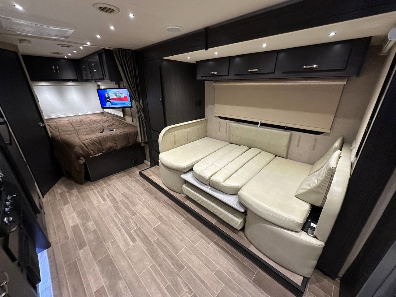Used 2017 Mercedes-Benz Sprinter 3500 image 18