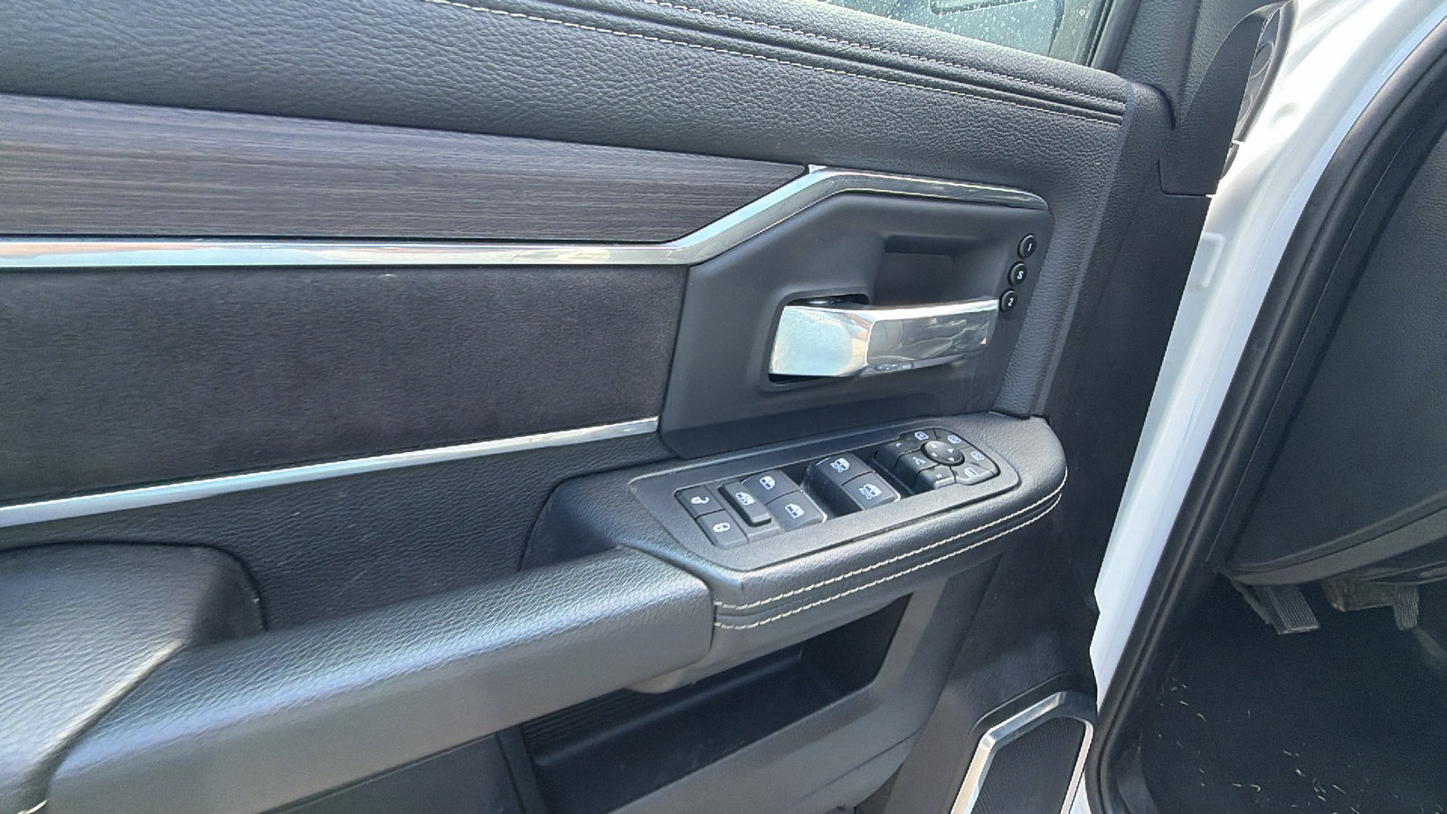 Used 2026 RAM 2500 Laramie AWD/4WD image 15