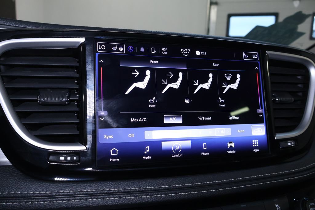 Used 2023 Chrysler Pacifica Touring-L image 32