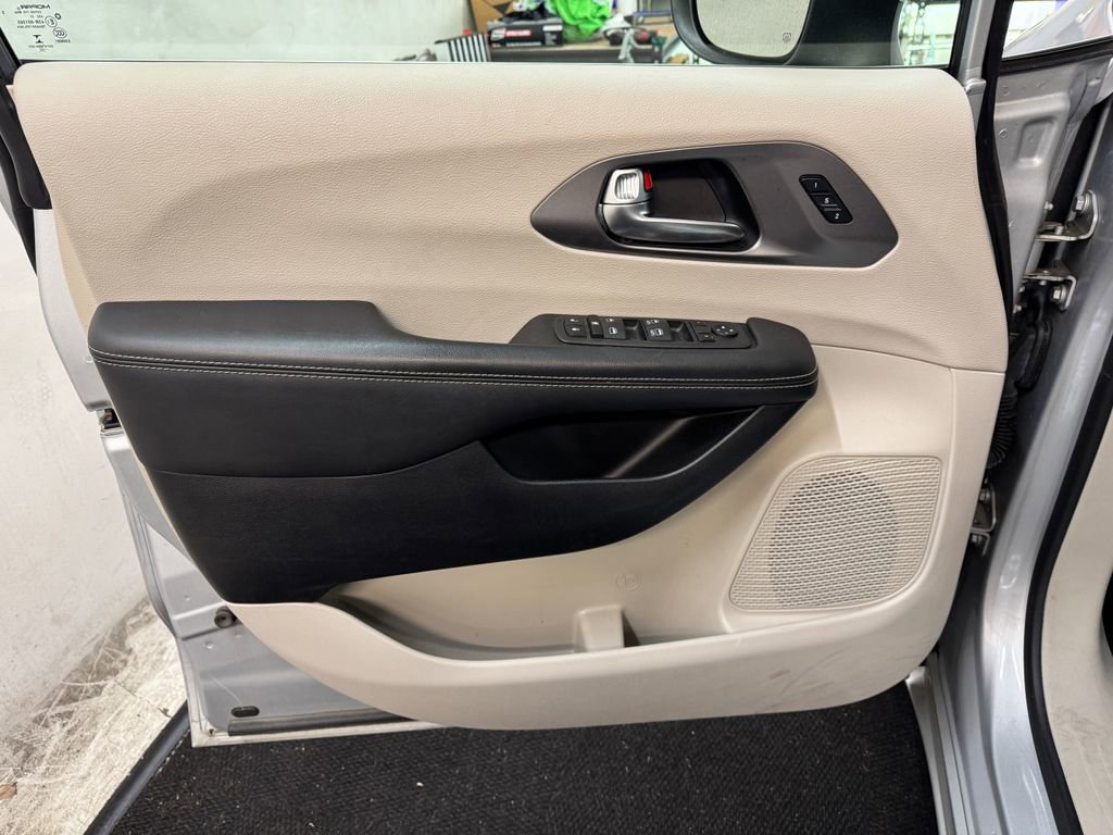 Used 2023 Chrysler Pacifica Touring-L image 14