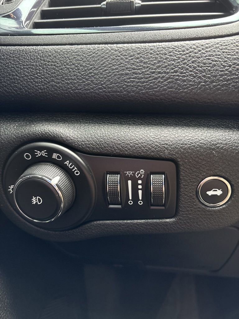 Used 2015 Chrysler 200 S w/ Comfort Group image 22