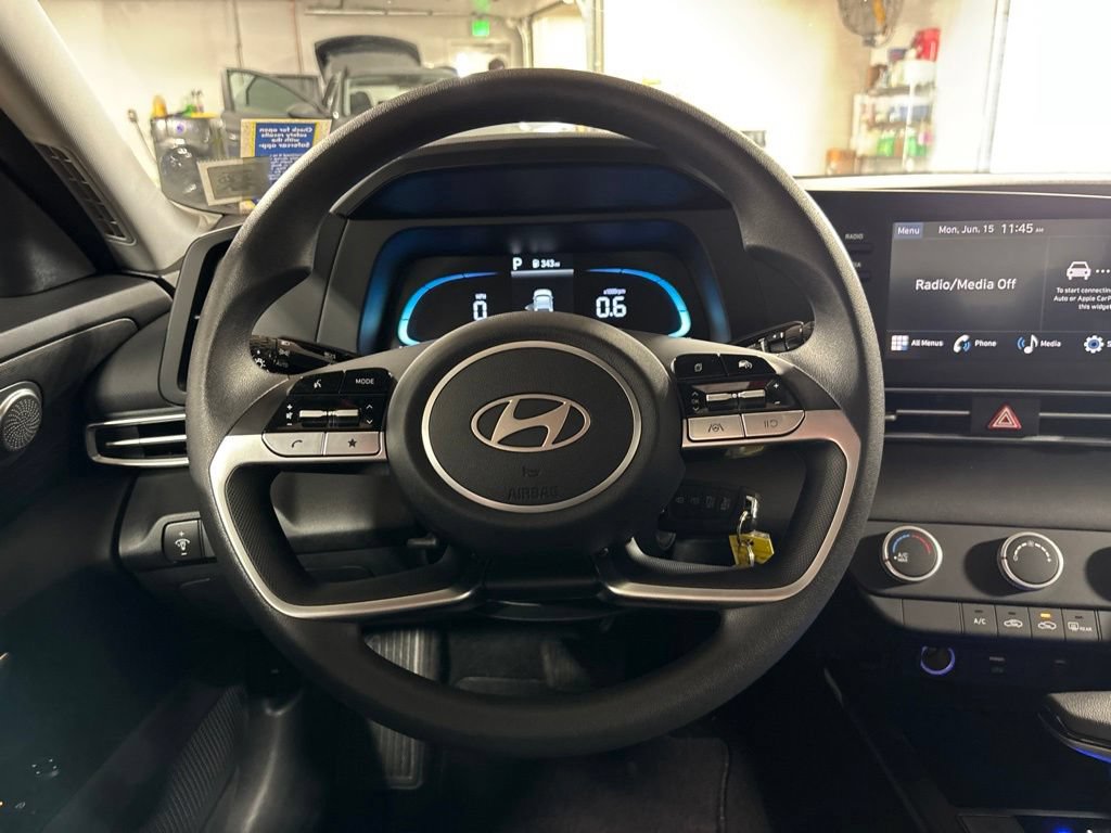 Certified 2025 Hyundai Elantra SE FWD image 11
