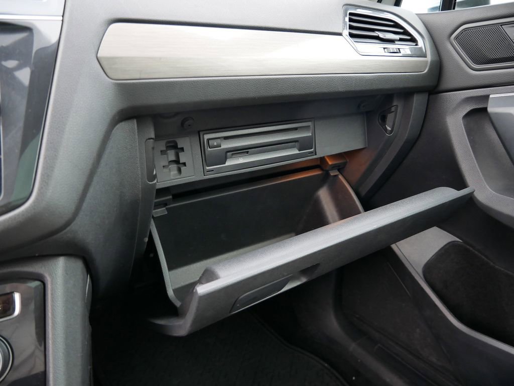 Used 2020 Volkswagen Tiguan SE w/ Panoramic Sunroof Package image 43