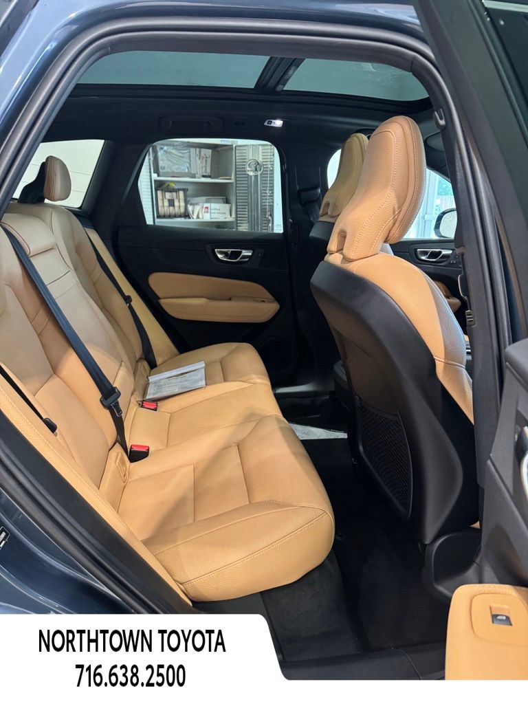 Used 2019 Volvo XC60 T5 Momentum w/ Multimedia Package AWD/4WD image 5
