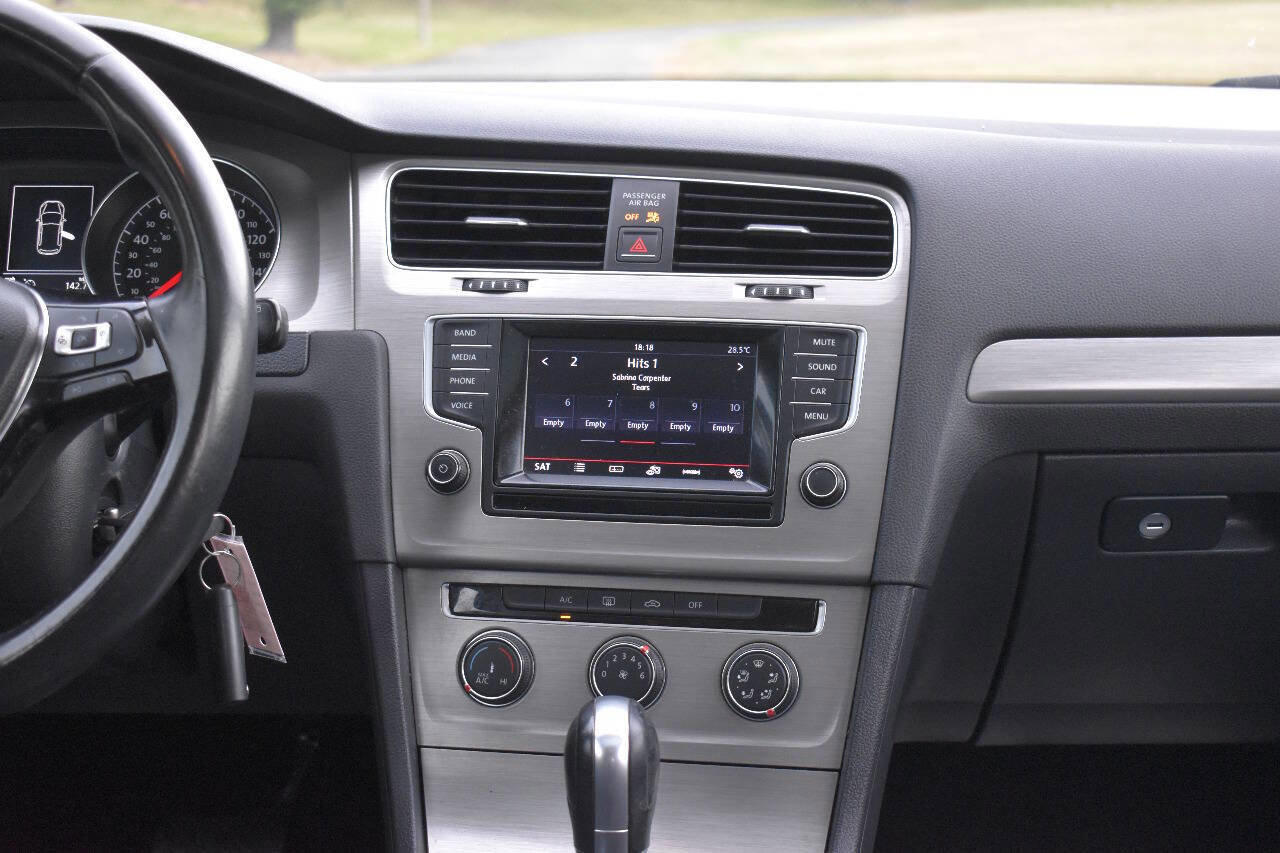 Used 2015 Volkswagen Golf S image 23