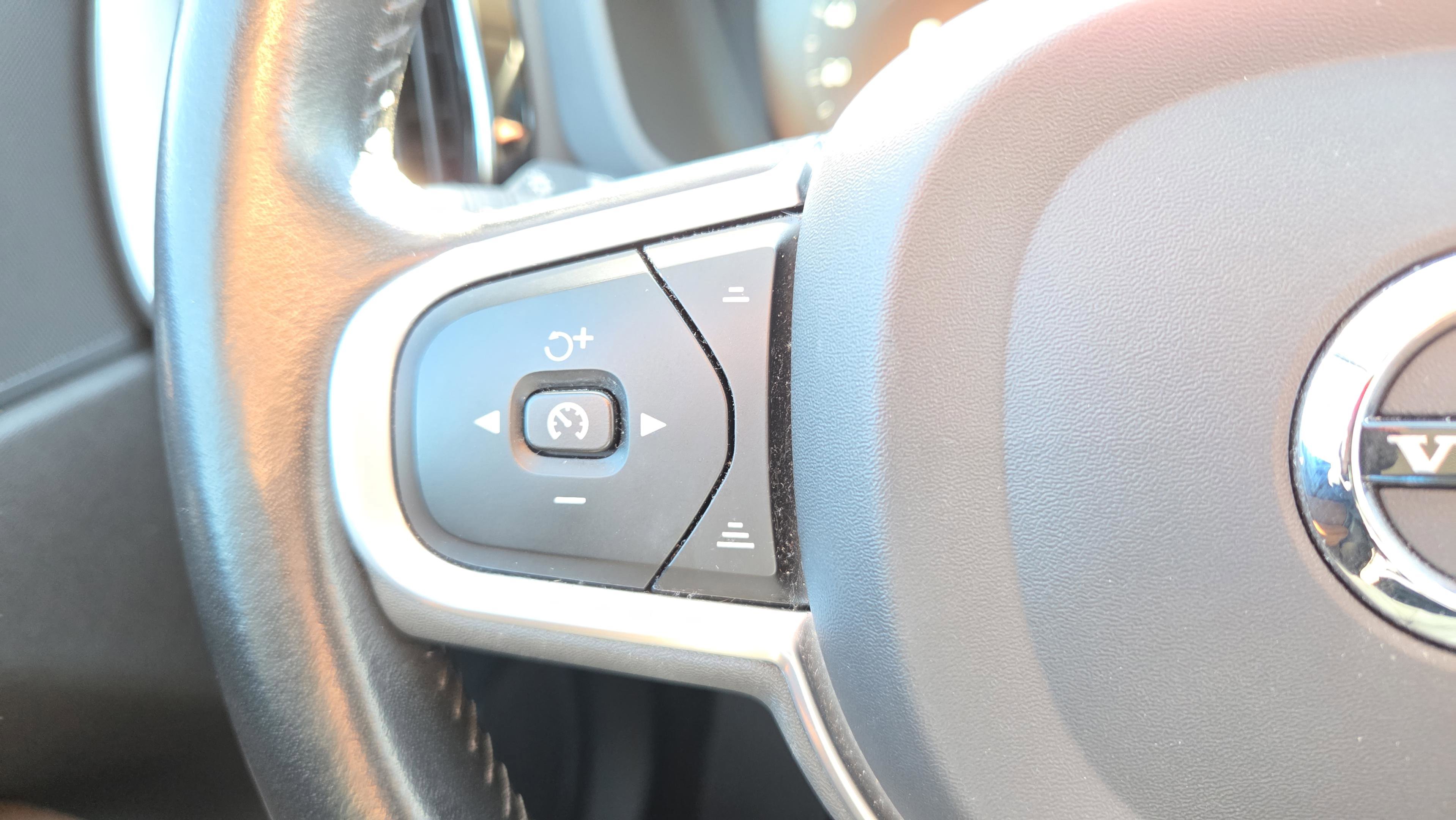 Used 2020 Volvo XC60 T5 Momentum image 11