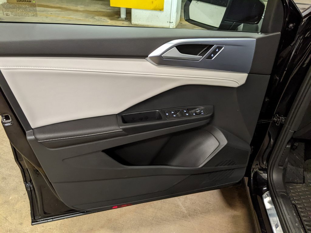 New 2025 Volkswagen Taos SE image 9