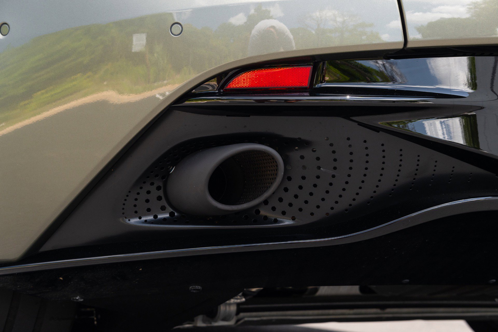Used 2024 Aston Martin DB12 Convertible RWD image 29