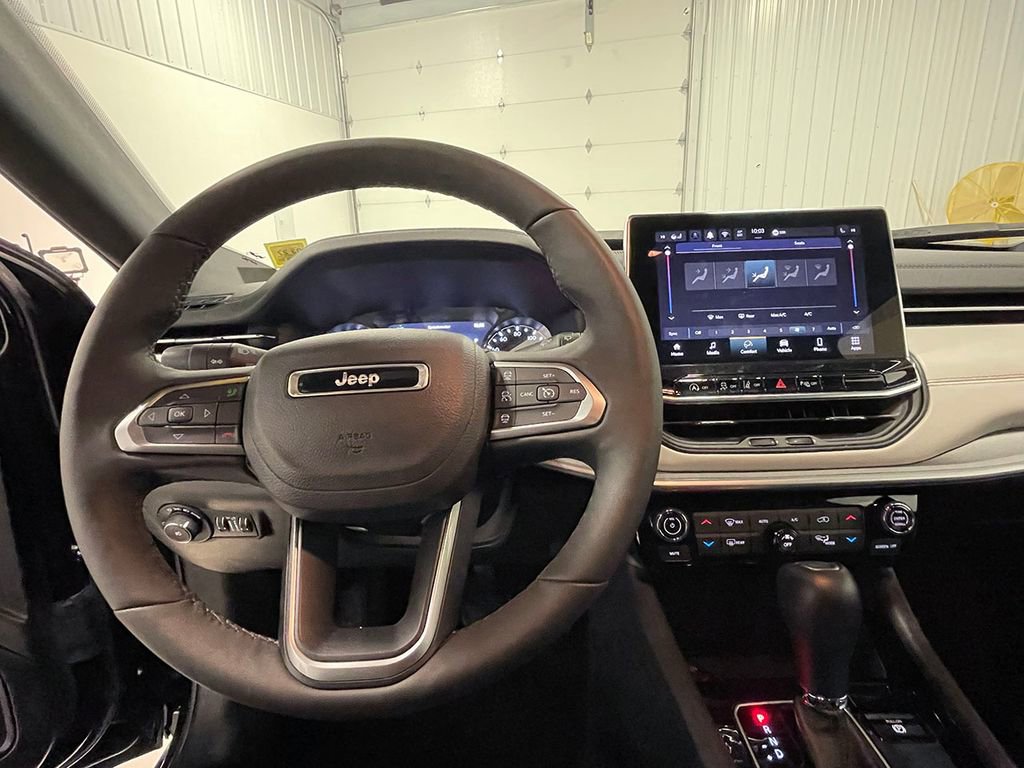 Used 2025 Jeep Compass Limited image 32