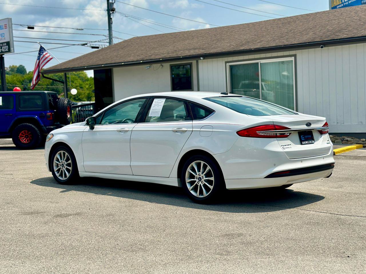 Used 2017 Ford Fusion SE w/ Fusion SE Technology Package FWD image 7
