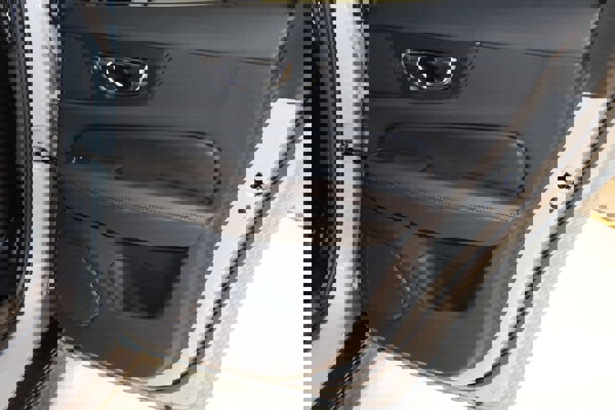 Used 2025 Volvo V60 B5 Cross Country Plus image 57