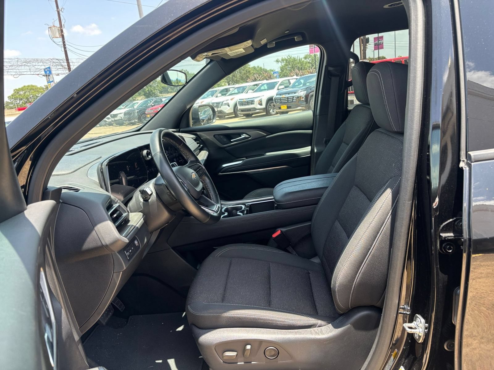 Used 2025 Chevrolet Traverse LT FWD image 30