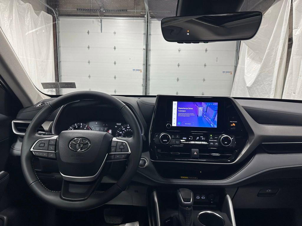 Used 2025 Toyota Highlander XLE image 16