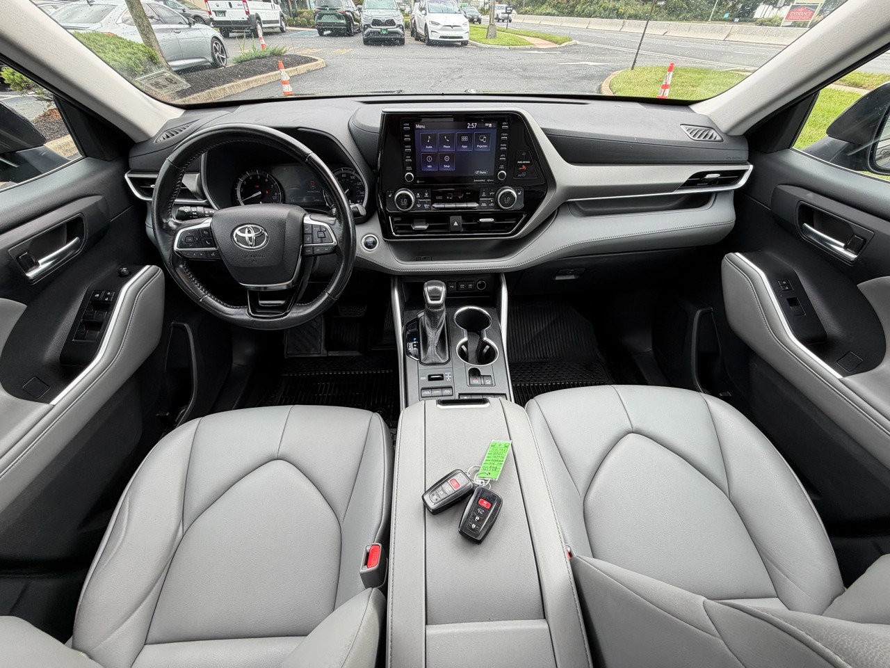 Used 2021 Toyota Highlander XLE image 28