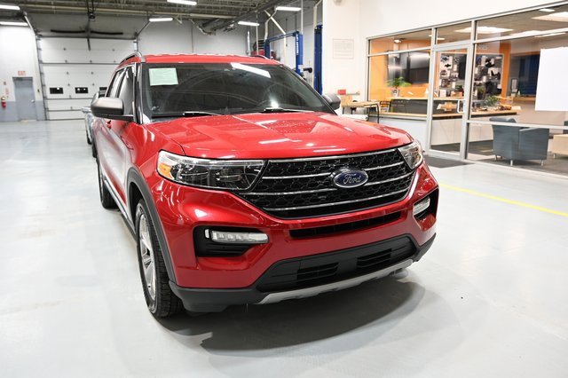 Used 2021 Ford Explorer XLT w/ Equipment Group 202A image 3