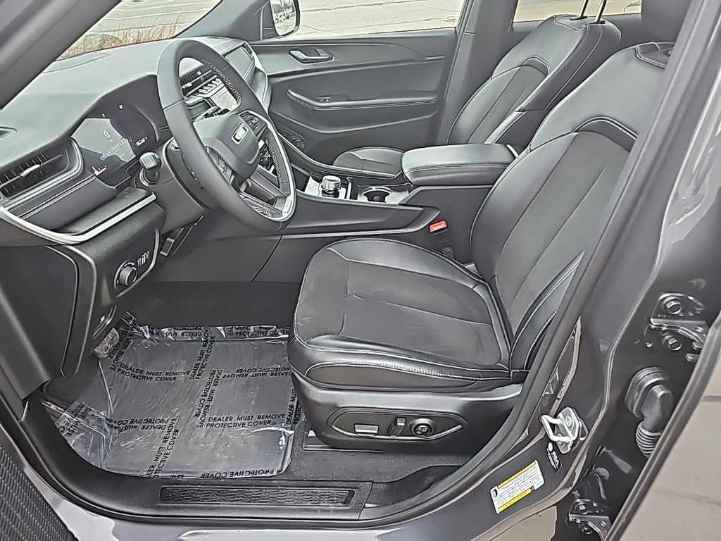 Certified 2025 Jeep Grand Cherokee Altitude image 2