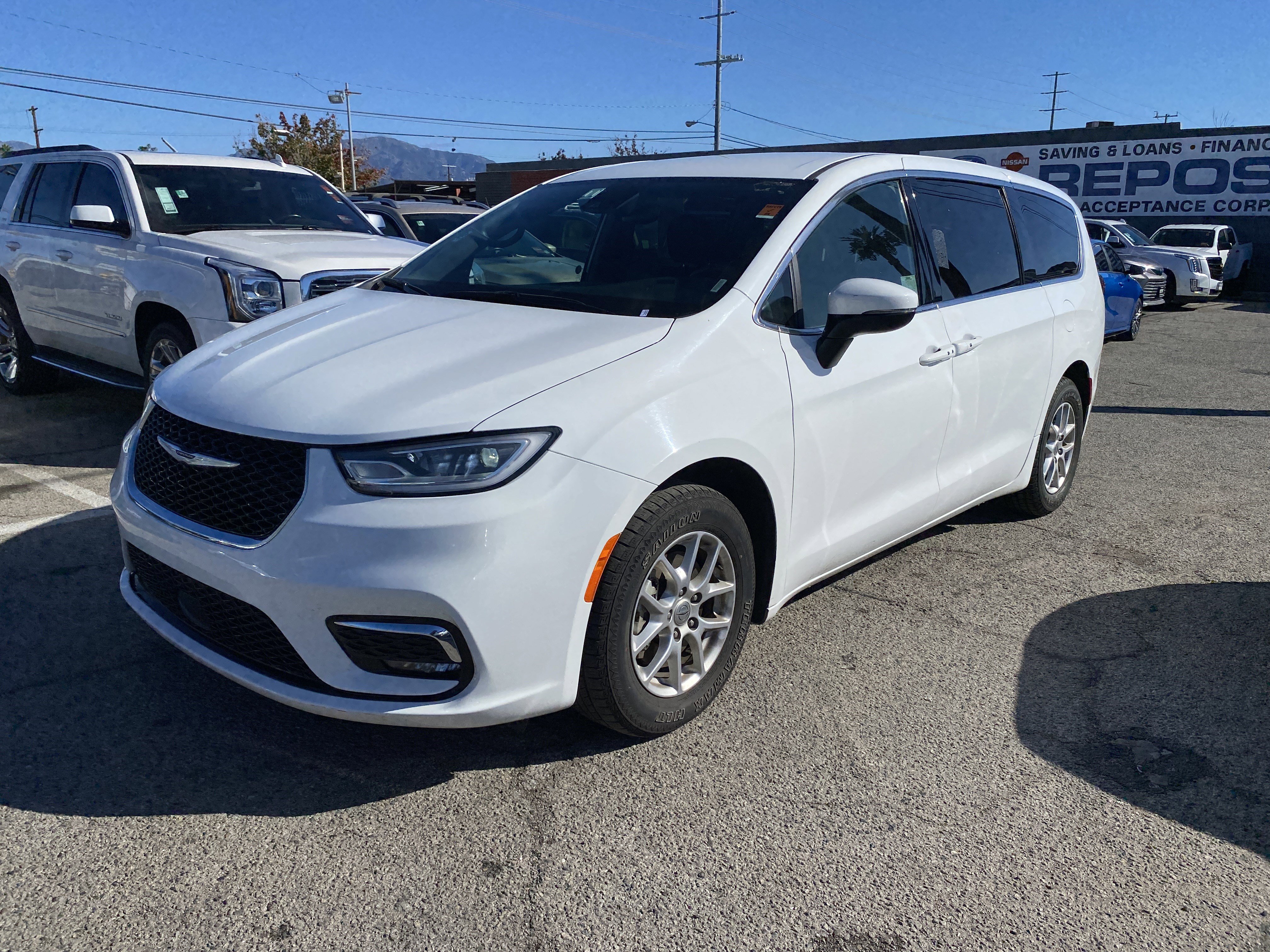 Used 2023 Chrysler Pacifica Touring image 2