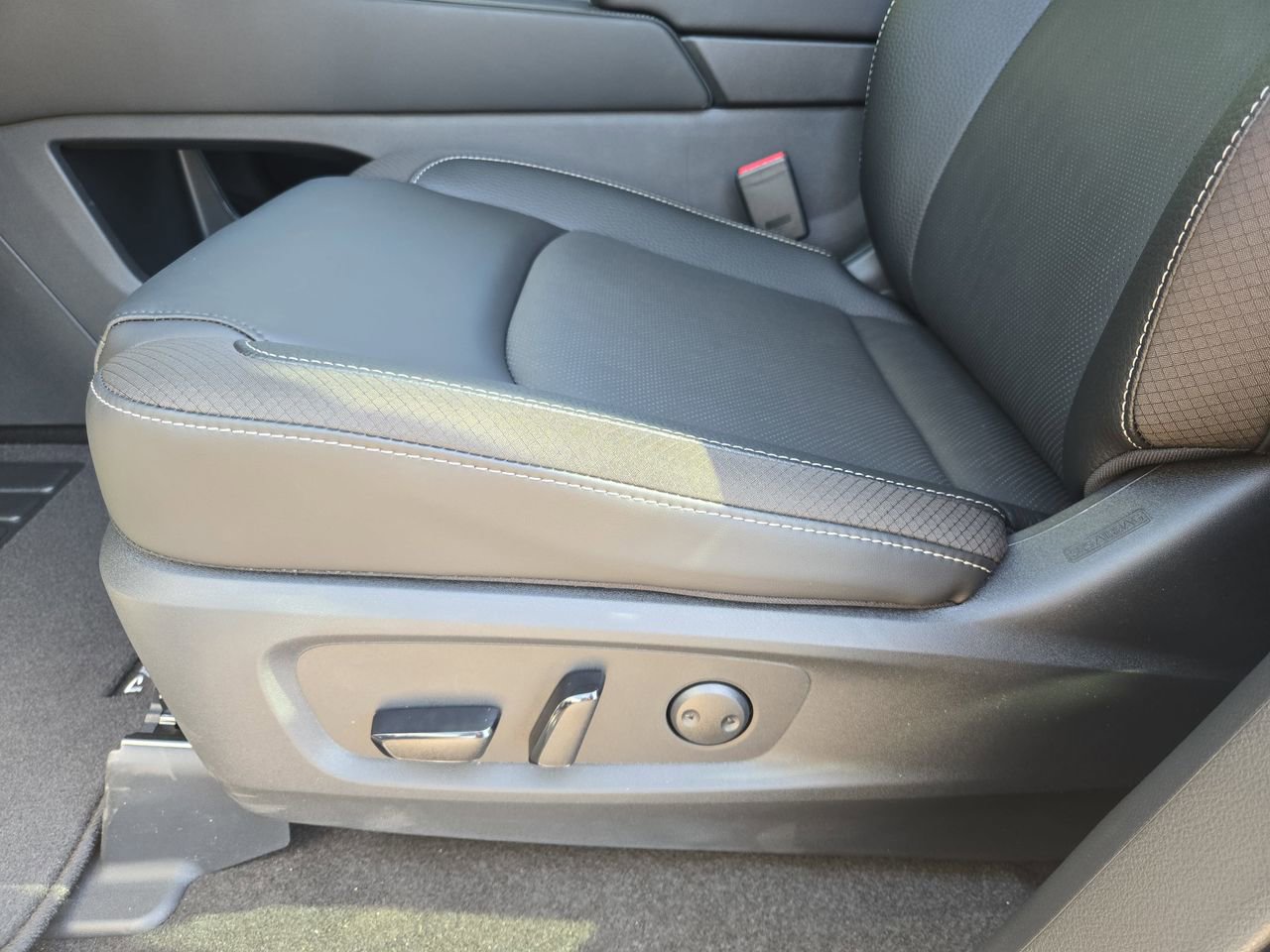 New 2026 Nissan Pathfinder SL FWD image 30
