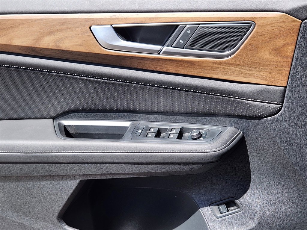 New 2025 Volkswagen Atlas Peak Edition SE image 3