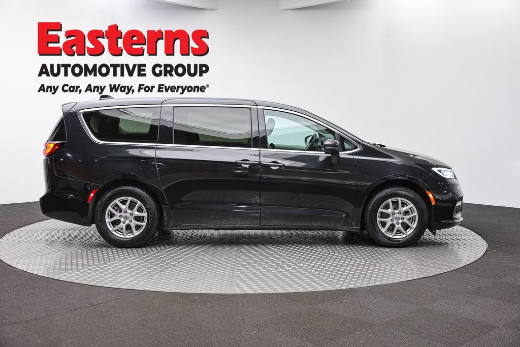 Used 2023 Chrysler Pacifica Touring-L FWD image 4