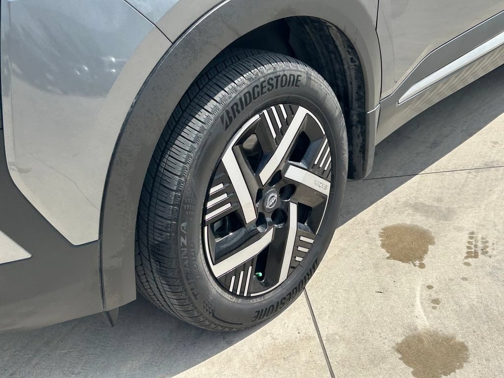 Used 2025 Nissan Kicks SV w/ Charging Package FWD image 9