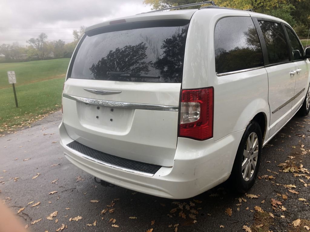 Used 2014 Chrysler Town & Country Touring image 7