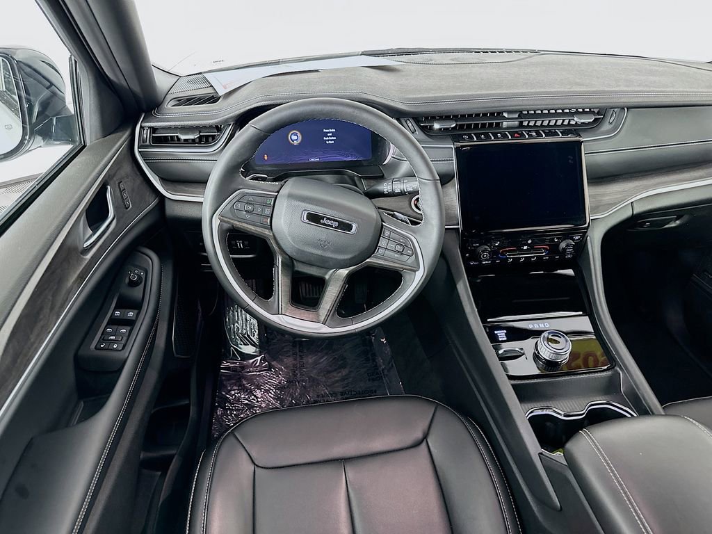 Certified 2025 Jeep Grand Cherokee Limited w/ Black Appearance Package image 33