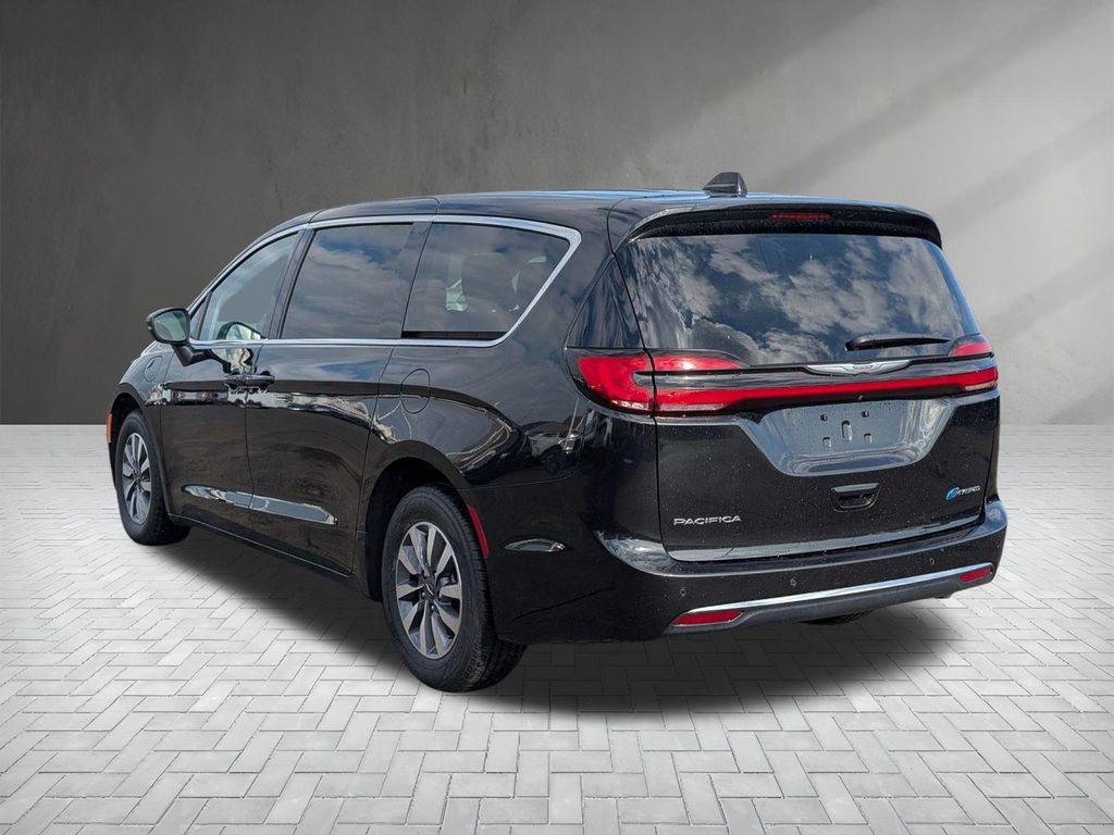 Used 2023 Chrysler Pacifica Touring-L image 6