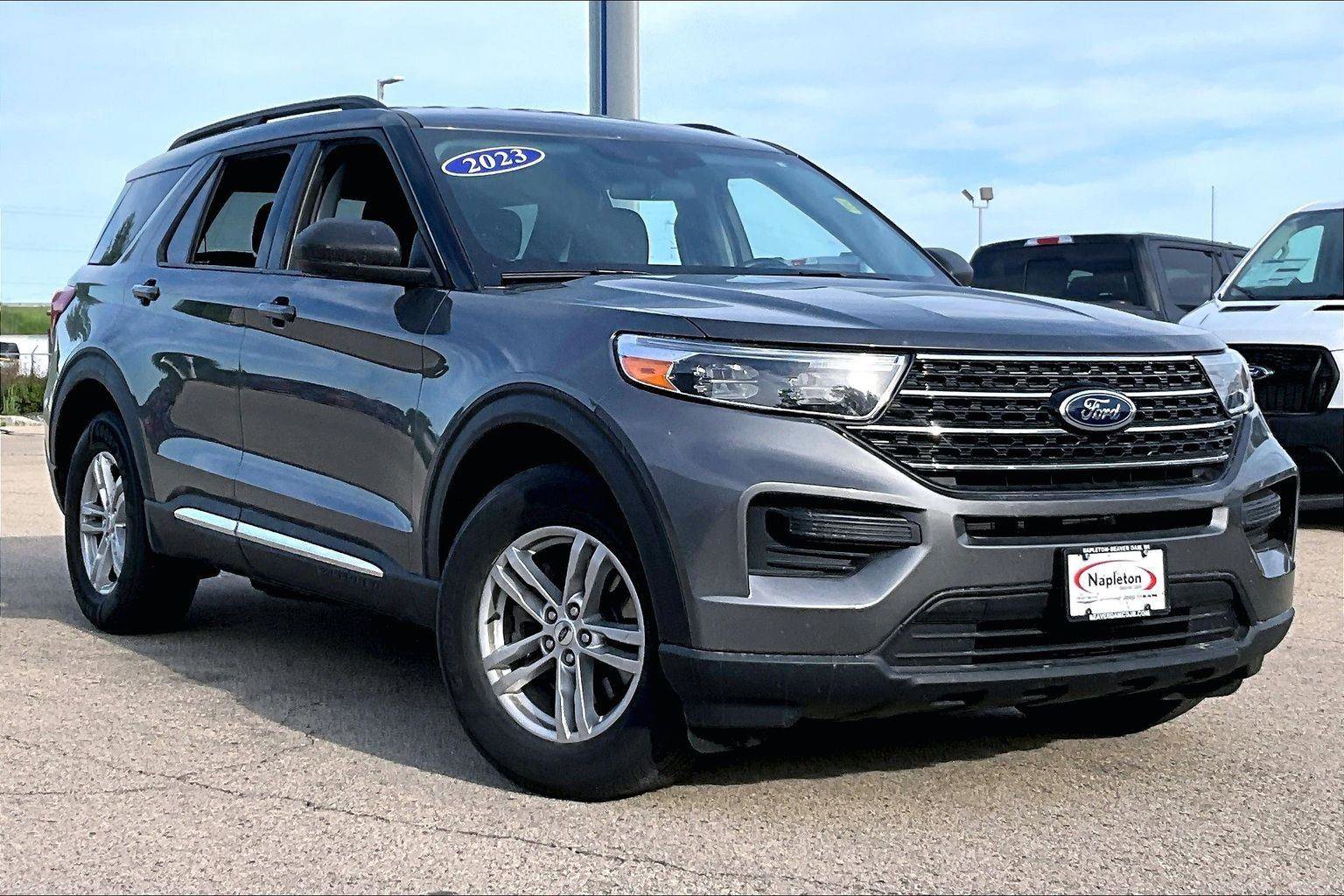 Used 2023 Ford Explorer XLT AWD/4WD image 2